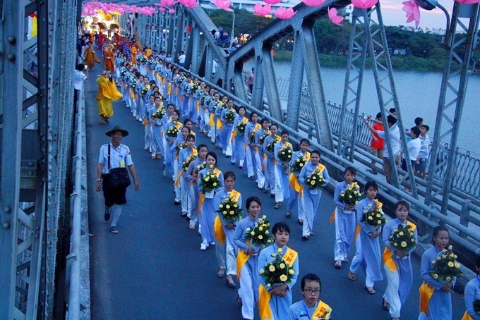 Hàng nghìn tăng ni, phật tử xứ Huế đi bộ 4km rước Phật